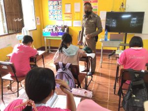 ครูตำรวจแดร์ ทำการสอนเด็กนักเรียน ชั้น ป.๕ ตามโครงการการศึกษาเพื่อต่อต้านการใช้ยาเสพติดในเด็กนักเรียน โรงเรียนบ้านแม่พริก ต.หนองหล่ม อ.ดอกคำใต้ จว.พะเยา