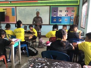 ครูตำรวจแดร์ ทำการสอนเด็กนักเรียน ชั้น ป.๕ ตามโครงการการศึกษาเพื่อต่อต้านการใช้ยาเสพติดในเด็กนักเรียน