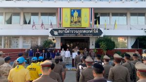 พ.ต.อ.บวร ไชยคำ ผกก.สภ.ดอกคำใต้ พร้อมด้วยข้าราชการตำรวจ สภ.ดอกคำใต้ ส่วนราชการที่เกี่ยวข้องร่วมพิธีปล่อยแถวรณรงค์ป้องกันและลดอุบัติเหตุทางช่วงเทศกาลปีใหม่ พ.ศ. 2567