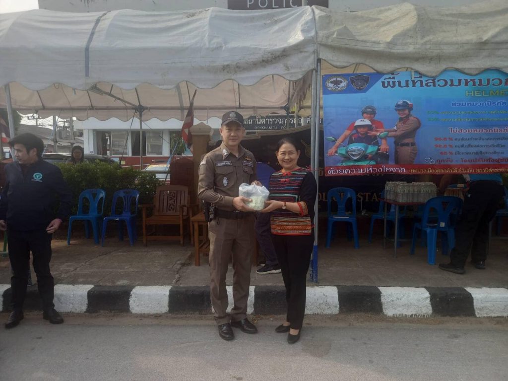 นายบำรุง สังข์ขาว รองผู้ว่าราชการจังหวัดพะเยา พร้อมคณะ ตรวจเยี่ยมจุดตรวจบูรณาการร่วม หน้า สภ.ดอกคำใต้