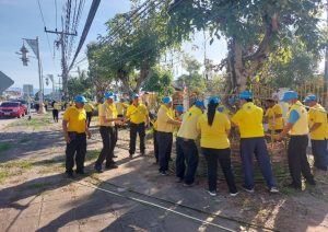 กิจกรรมจิตอาสาพัฒนาสาธารณะประโยน์ สร้างเสวียนไว้เก็บเศษใบไม้ กิ่งไม้ ไว้ ณ บริเวณรอบรั้วที่ว่าการอำเภอดอกคำใต้