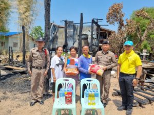 ช่วยเหลือผู้ประสบอัคคีภัยเพื่อเป็นขวัญกำลังใจโดยมอบอาหารและน้ำดื่ม