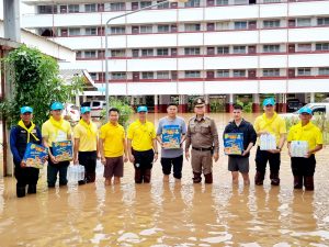 พล.ต.ต.พิทักษ์ นาสมวาส ผบก.ภ.จว.พะเยา ได้มาเยี่ยมเยียน ข้าราชการตำรวจ สภ.ดอกคำใต้ ที่ประสบภัยน้ำท่วม