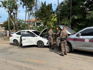 สายตรวจ สภ.ดอกคำใต้ ช่วยเหลือรถยนต์สตาร์ทไม่ติด