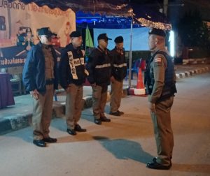 ร้อยเวร 20 พร้อมชุดสายตรวจ ทำการตั้งจุดตรวจช่วงเทศกาลปีใหม่ 2568 บริเวณหน้า สภ.ดอกคำใต้