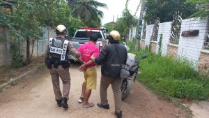 สายตรวจ สภ.ดอกคำใต้ จับกุมตัวผู้ต้องหา พ.ร.บ.ยาเสพติด