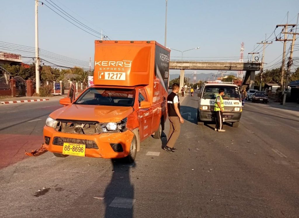 ร้อยเวร 30 ตรวจสอบหตุรถยนต์ชนกันบริเวณจุดกลับรถหน้าโรงเรียนดอกคำใต้วิทยาคม