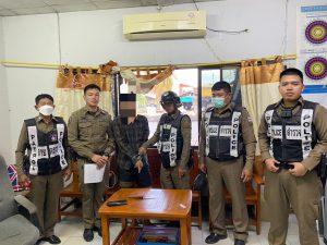 สายตรวจ สภ.ดอกคำใต้ ระงับเหตุชายประพฤติตนวุ่นวายและมีอาวุธมีด