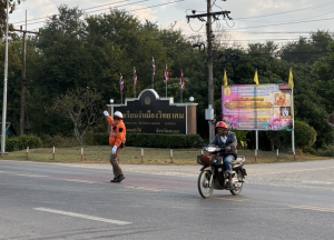 อำนวยความสะดวกและจัดการจราจร บริเวณหน้าโรงเรียนงำเมืองวิทยาคม
