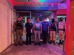 สายตรวจ สภ.ดอกคำใต้ ร่วมกับฝ่ายปกครอง,สาธารณสุข ออกตรวจกวดขันการจำหน่ายเครื่องดื่มแอลลกอฮอล์ ช่วงเทศกาลปีใหม่ 2568