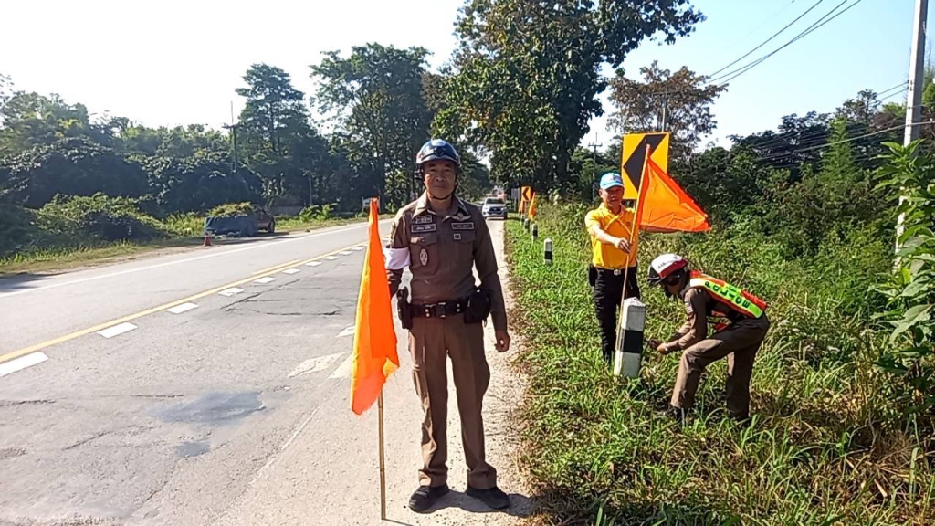 ติดตั้งธงและป้ายเตือนผู้ใช้รถใช้ถนนตามจุดเสี่ยงในพื้นที่ เพื่อป้องกันอุบัติเหตุเทศกาลปีใหม่ 2568