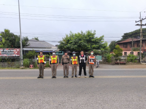 อำนวยความสะดวกและจัดการด้านการจราจรขบวนพาเหรดนักกีฬาสี   โรงเรียนถ้ำปินวิทยาคม