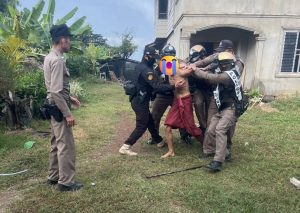 สายตรวจ สภ.ดอกคำใต้ ระงับเหตุชายอาละวาด