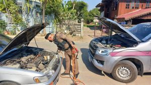 ช่วยเหลือชาวบ้าน รถสตาร์ทไม่ติด บริเวณหน้าร้านอาหารครัวริมคลอง