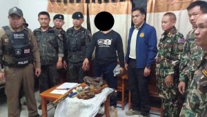 เจ้าหน้าที่สายตรวจ สภ.ดอกคำใต้ ร่วมจับกุมตัวผู้ต้องหา พ.ร.บ.ยาเสพติด และ พ.ร.บ.อาวุธปืน