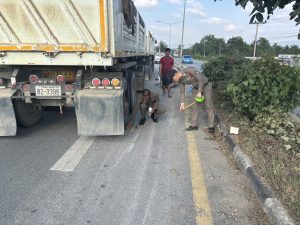 ตรวจที่เกิดเหตุรถบรรทุก 10 ล้อพ่วง เฉี่ยวชนรถจักรยานยนต์