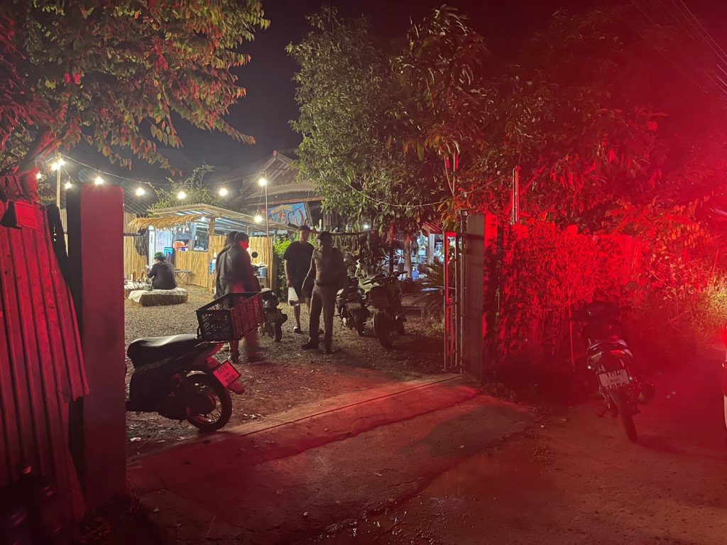 ชุดสายตรวจ สภ.ดอกคำใต้ ออกตรวจสอบเหตุก่อความเดือดร้อนรำคาญเปิดเพลงเสียงดัง ร้านขายหม่าล่าบ้านสันป่าหนาด