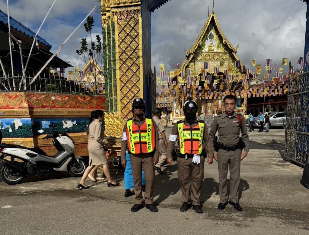 ชุดสายตรวจ สภ.ดอกคำใต้ รักษาความปลอดภัยขบวนแห่เงินกองทุนแม่ของแผ่นดิน ณ วัดสว่างอารมณ์