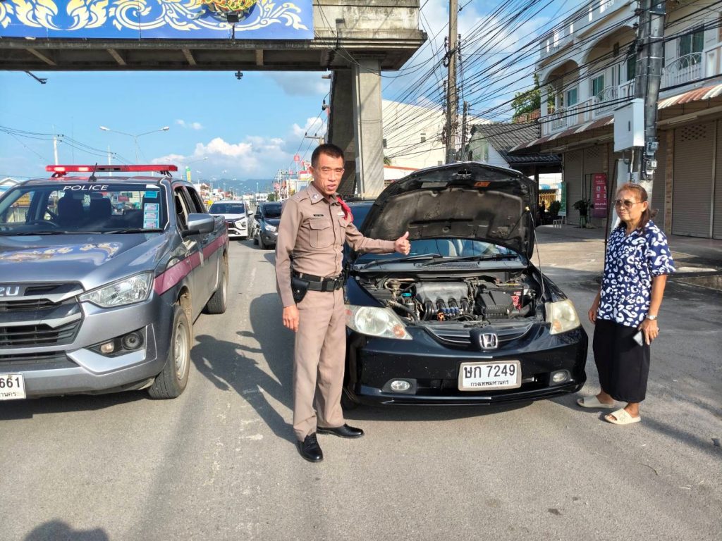 ชุดสายตรวจ สภ.ดอกคำใต้ ช่วยเหลือชาวบ้าน รถยนต์สตาร์ทไม่ติดบริเวณหน้าตลาดสดเทศบาล