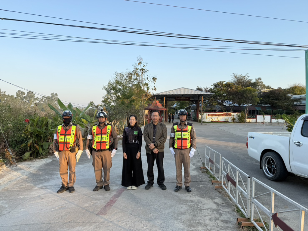 อำนวยความสะดวกการจราจรหน้าโรงเรียนศรีชัยวิทยา