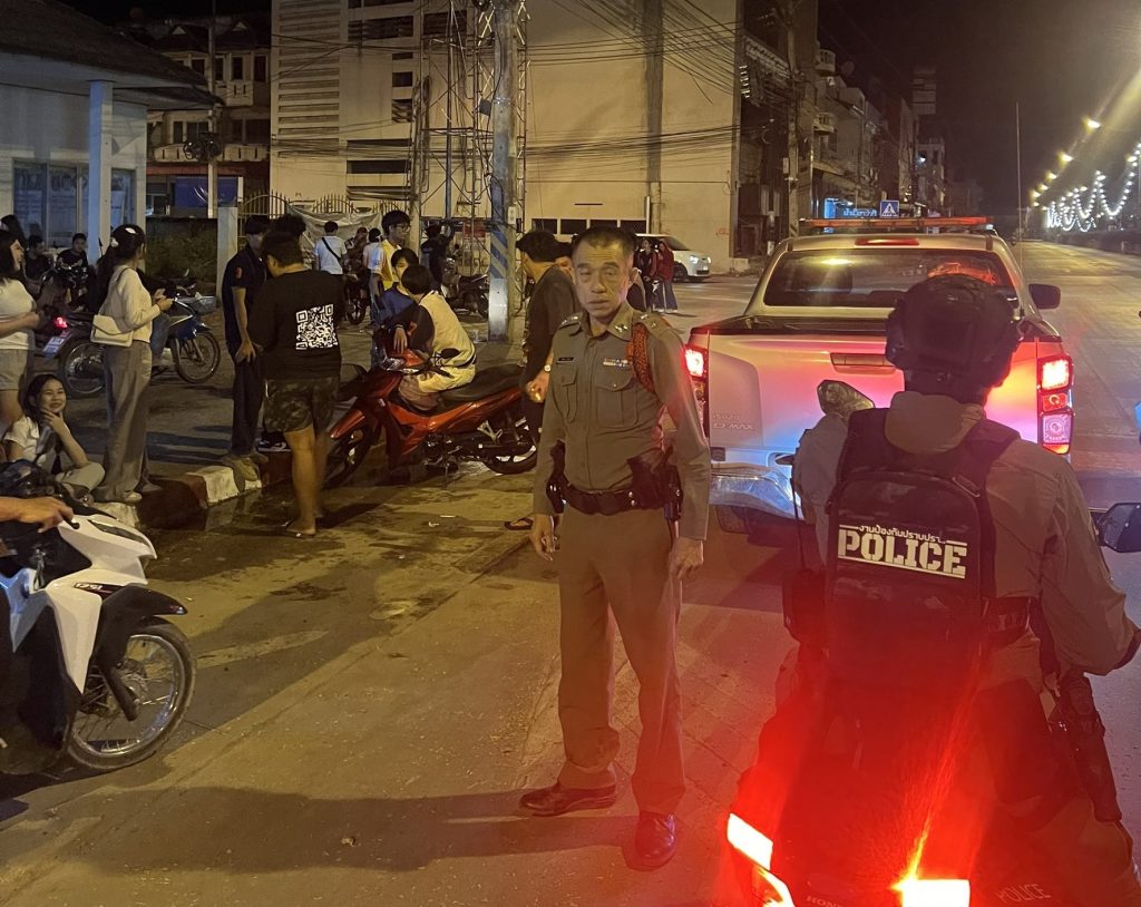 ชุดสายตรวจ ออกตรวจสอบกลุ่มวัยรุ่นรวมตัวบริเวณหน้าที่ว่าการอำเภอดอกคำใต้