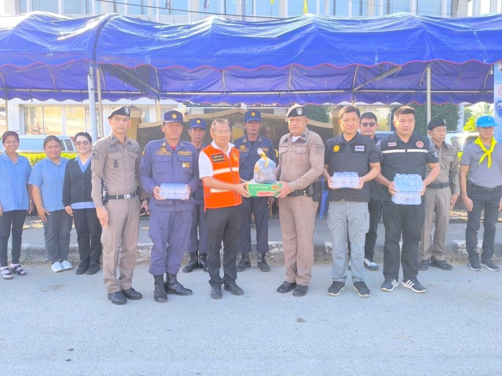 รองผู้ว่าราชการจังหวัดพะเยาเข้ามาตรวจเยี่ยมพบปะมอบของเพื่อเป็นขวัญกำลังใจจุดตรวจร่วมบูรณาการรณรงค์ป้องกันลดอุบัติเหตุทางถนน ในช่วงเทศกาลปีใหม่ ประจำปี 2569