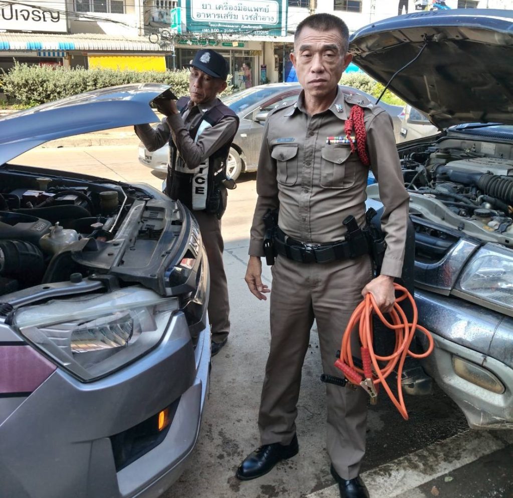 ชุดสายตรวจ สภ.ดอกคำใต้ ช่วยเหลือรถยนต์สตาร์ทไม่ติด