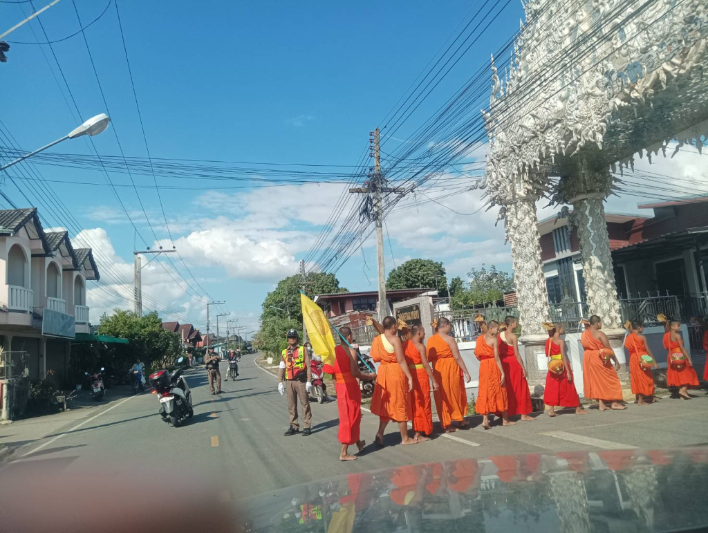 จราจร สภ.ดอกคำใต้ อำนวยความสะดวกและจัดการจราจร แก่คณะสามเณรเดินธุดงค์