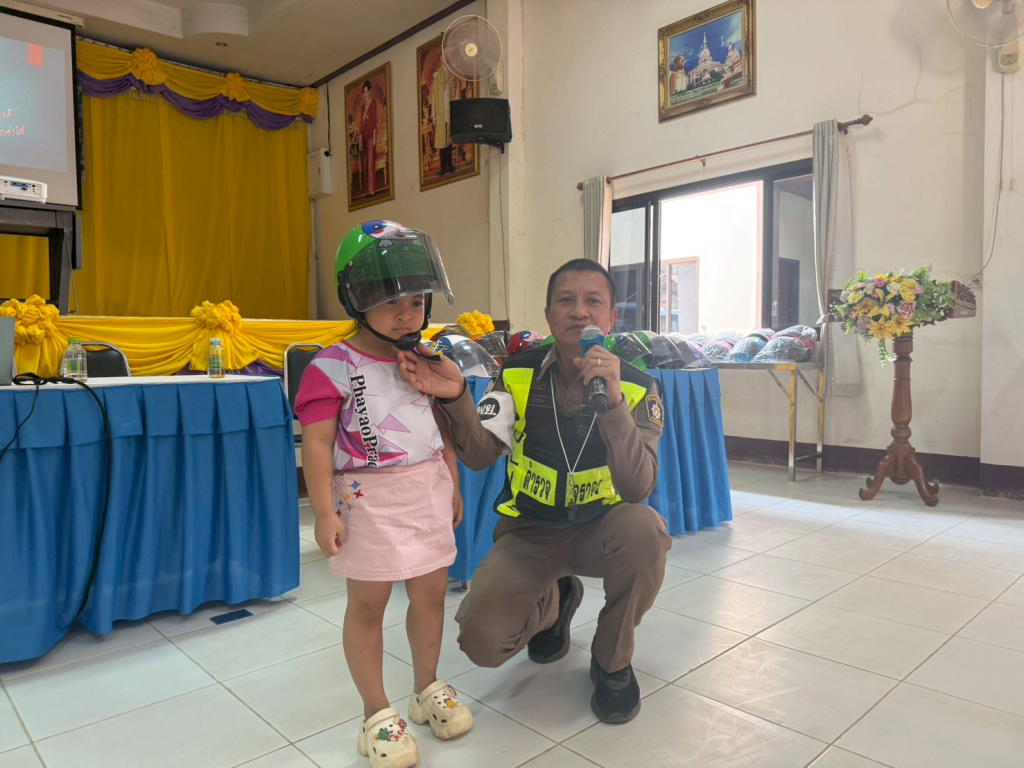 จราจร สภ.ดอกคำใต้ อบรมให้ความรู้ด้านการจราจรแก่นักเรียนและผู้ปกครองนักเรียนศูนย์พัฒนาเด็กเล็ก อบต.คือเวียง