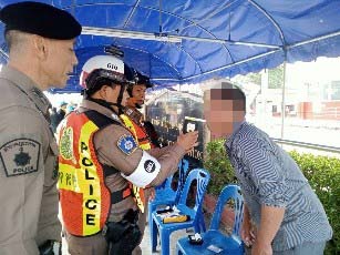 จราจร สภ.ดอกคำใต้ ตั้งจุดตรวจ จุดสกัด บังคับใช้กฎหมาย กวดขันวินัยจราจรและลดอุบัติเหตุทางถนนและตั้งจุดตรวจวัดแอลกอฮอล์ ช่วงเทศกาลปีใหม่ 2569
