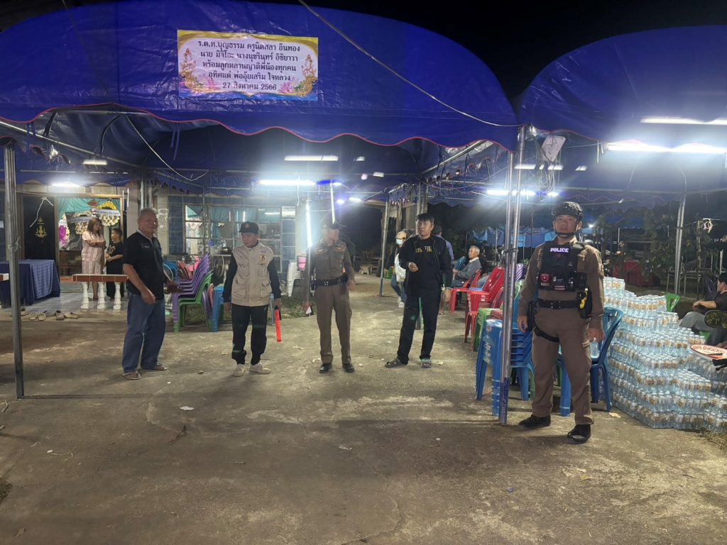 เจ้าหน้าที่สายตรวจ สภ.ดอกคำใต้ ตรวจสอบเหตุลักลอบเล่นการพนันในงานศพ ที่บ้านทุ่งต้นศรี ต.ห้วยลาน