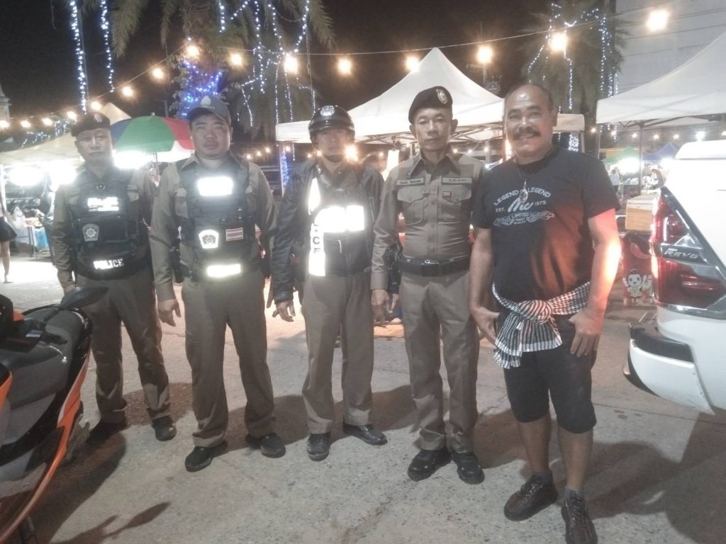 ชุดสายตรวจ สภ.ดอกคำใต้ รักษาความสงบเรียบร้อยงานลอยกระทงข้างลำน้ำร่องช้าง