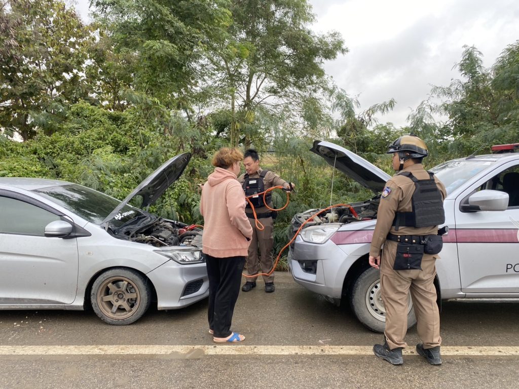ชุดสายตรวจ เข้าให้การช่วยเหลือประชาชนรถน้ำมันหมดและแบตเตอรี่หมด