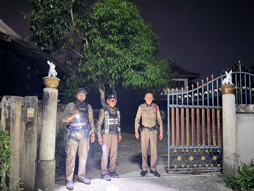 สายตรวจ ตรวจสอบเหตุเมาอาละวาทที่บ้านศรีชุม