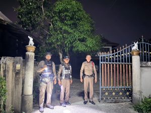 สายตรวจ ตรวจสอบเหตุเมาอาละวาทที่บ้านศรีชุม