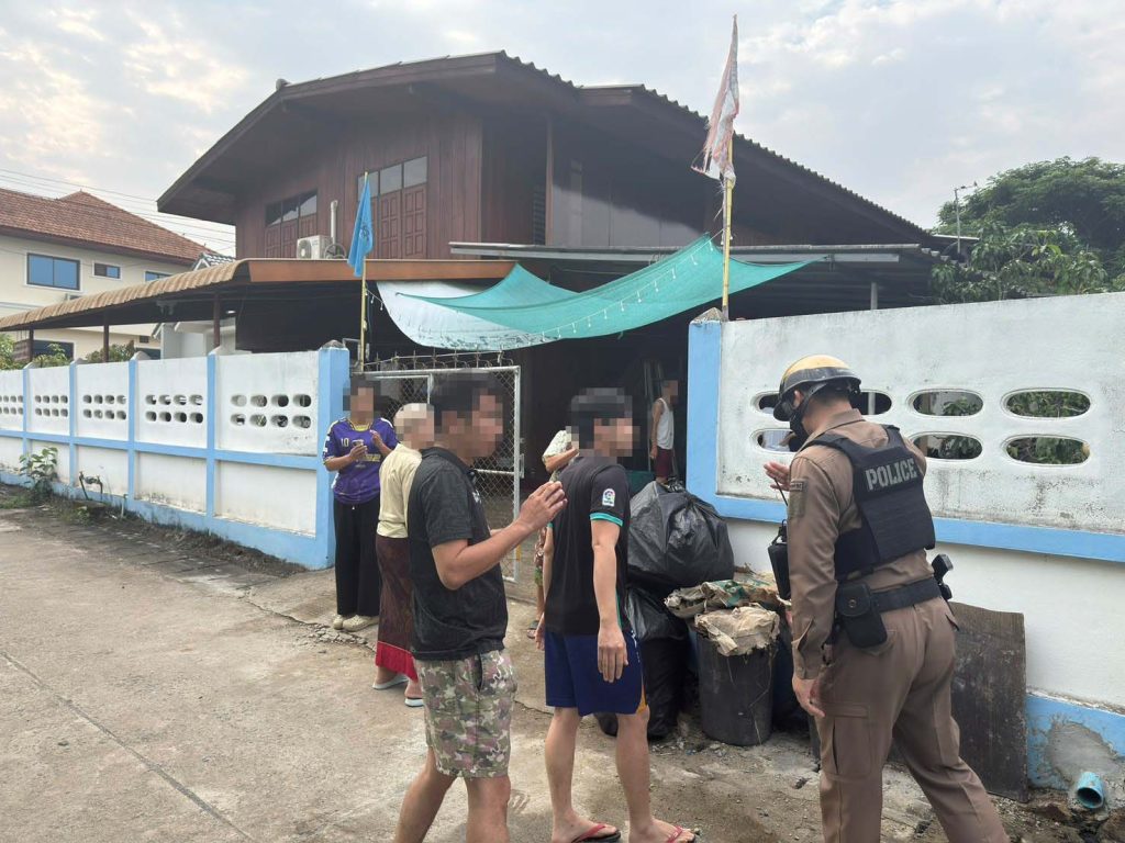 ชุดสายตรวจตรวจสอบ เหตุจุดประทัดเสียงดังที่บ้านบุญเรือง