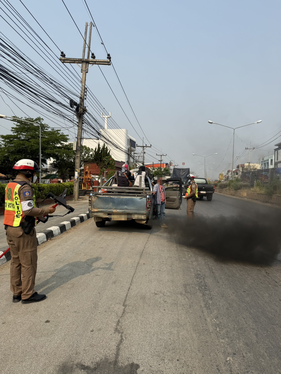 ตั้งจุดตรวจ จุดสกัด ด้านการจราจร กวดขันวินัยจราจรและ ลดอุบัติเหตุทางถนน และตรวจวัดควัน