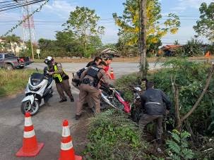 เหตุรถจักรยายนต์แฉลบเองตกร่องน้ำข้างทาง