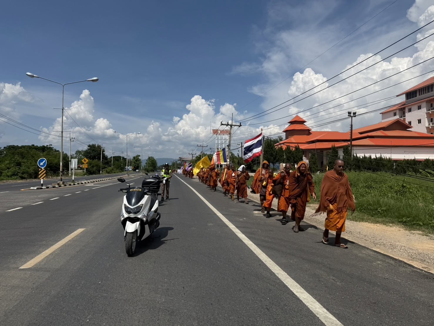อำนวยความสะดวกด้านการจราจร แก่คณะพระภิกษุสงฆ์ในโครงการธุดงค์ธรรมยาตรา ธรรมนาวา ‘วัง’