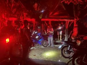 สายตรวจ สภ.ดอกคำใต้ ตรวจสอบกลุ่มวัยรุ่นมั่วสุมบริเวณศาลาหลังวัดบุญเรือง