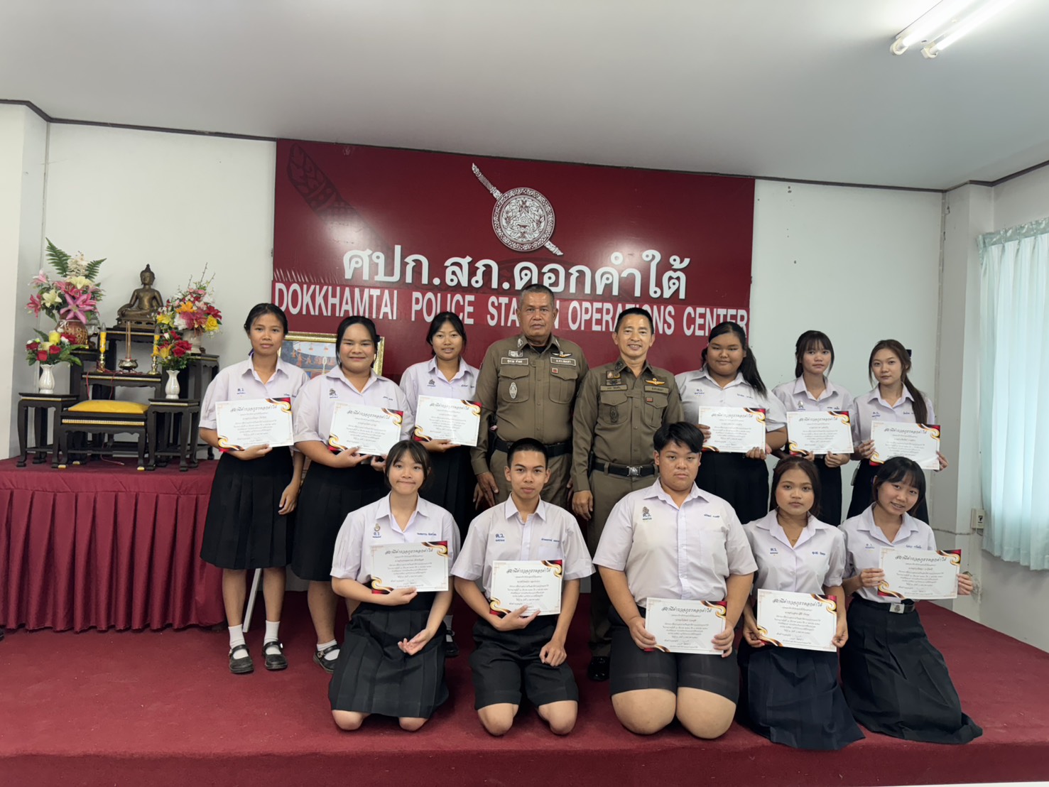 มอบใบประกาศแก่นักเรียน ชั้นมัธยมศึกษาปีที่ 4 และ ชั้นมัธยมศึกษาปีที่ 5 โรงเรียนดอกคำใต้วิทยาคม